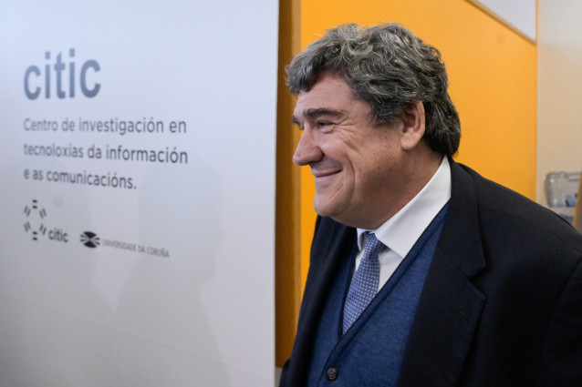 Archivo - El ministro de Transformación Digital y Función Pública, José Luis Escrivá, visita el Centro de Investigación TIC de la Universidade da Coruña