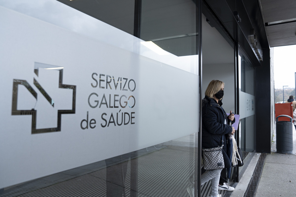 Una mujer sale con mascarilla del Hospital Álvaro Cunqueiro de Vigo, a 10 de enero de 2024, en Vigo, Pontevedra, Galicia (España). El ministerio de Sanidad ha implantado a partir de hoy, el uso obli