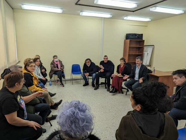 La candidata de Sumar a la Xunta, Marta Lois, se reúne con vecinos de Cambados (Pontevedra).