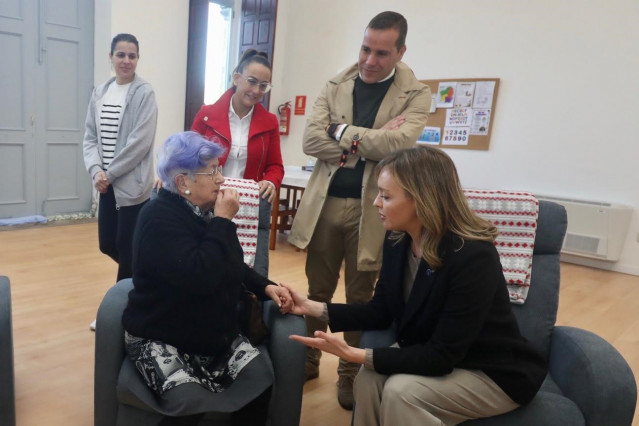 La conselleira de Política Social e Xuventude, Fabiola García, en una visita a las casas del mayor de Moaña (Pontevedra)