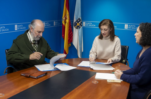 Ángeles Vázquez firmando el nuevo convenio.
