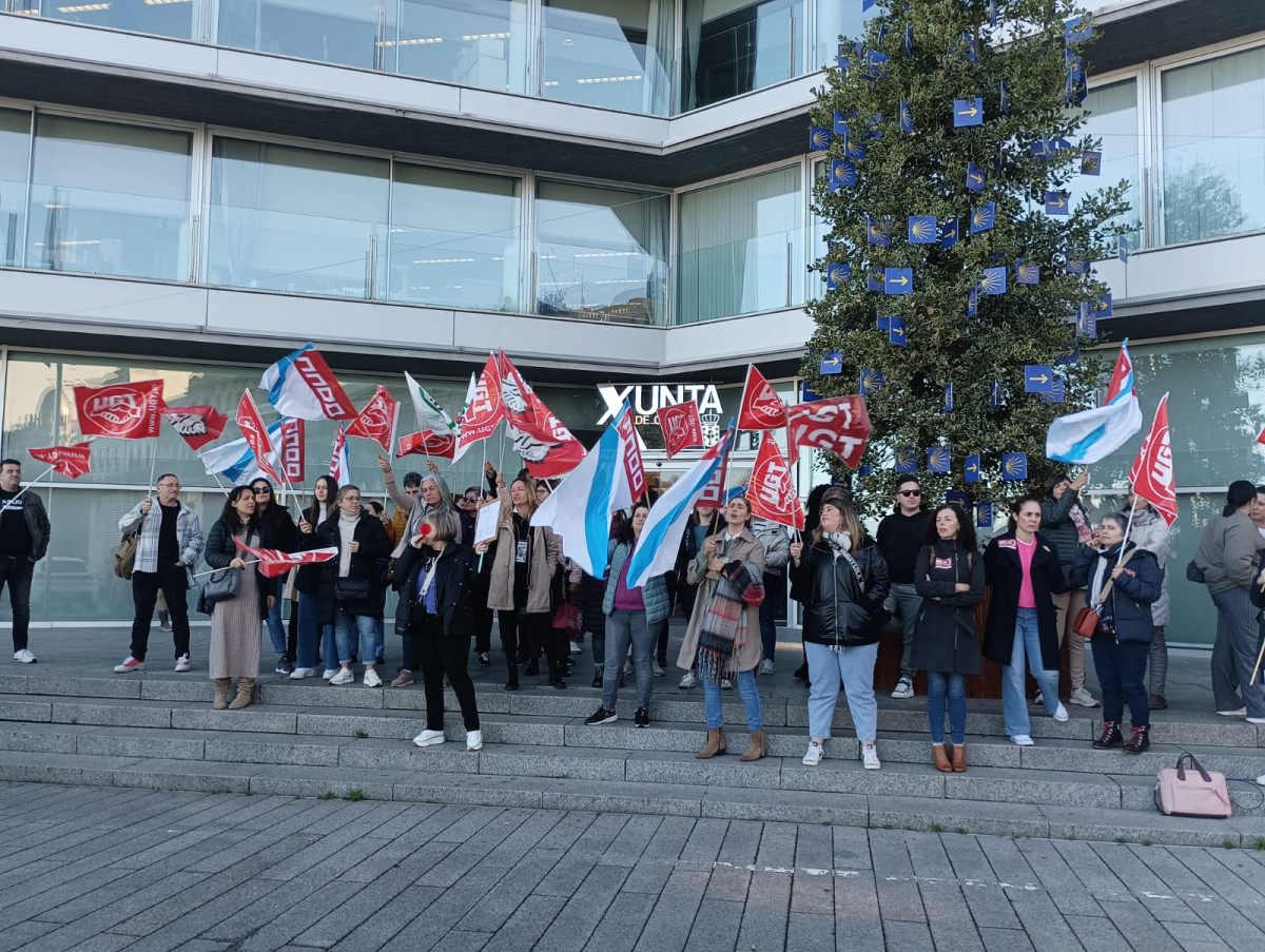Trabajadoras de la residencia de Bemvibre manifestu00e1ndose ante la sede de la Xunta en Vigo