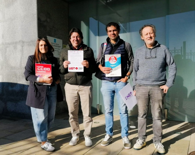 Representantes de los sindicatos CCOO, UGT, USO y SNEP de la educación concertada en Galicia.