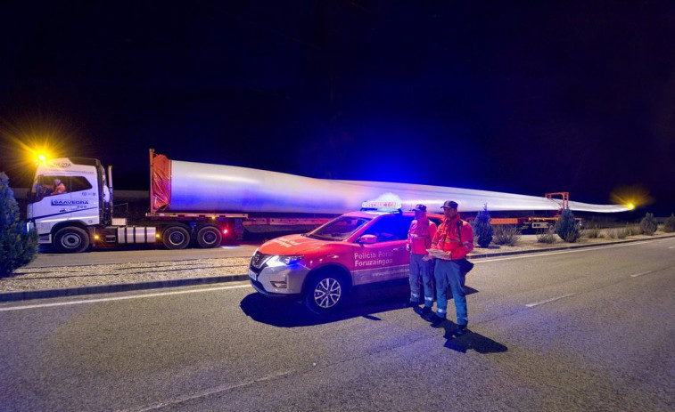 Colapso en la A-6 al quedar bloqueados durante días seis camiones que transportan palas eólicas