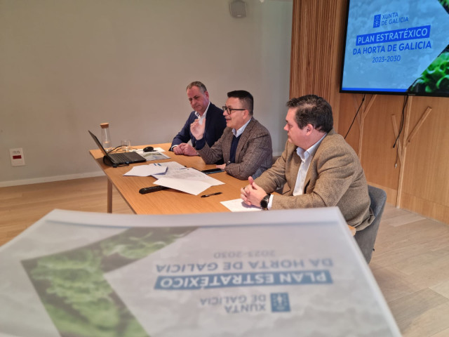 El conselleiro do Medio Rural, José González, mantiene un encuentro con el serctor para la puesta en consideración del Plan Estratéxico da Horta.