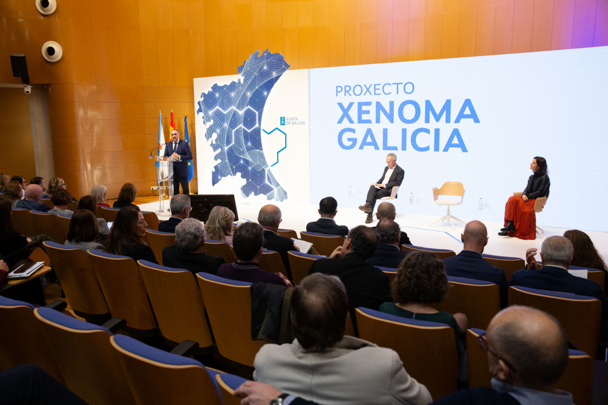 El conselleiro de Sanidade, Julio García Comesaña, acompañado por el director de la Fundación Pública Galega de Medicina Xenómica, Ángel Carracedo, en el acto de presentación del proyecto Xeno