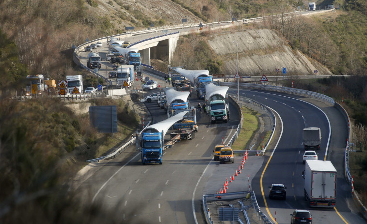 De nuevo en la carretera los seis camiones con palas eólicas bloqueados en la A-6 dirección Pedrafita