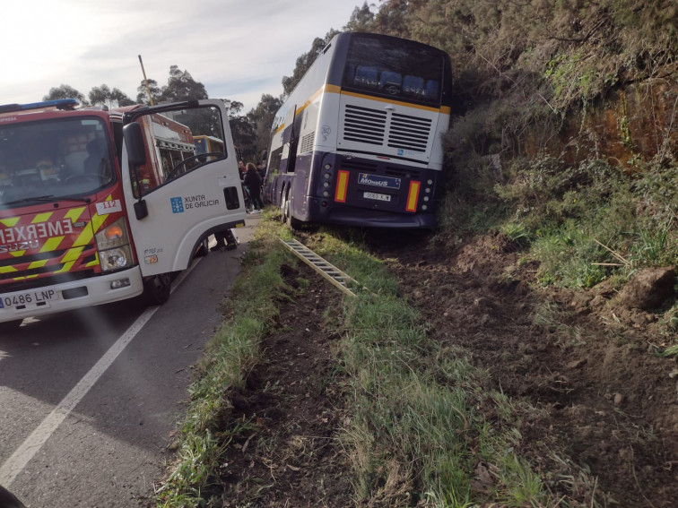 Los pasajeros de un autobús deben salir por la bodega tras un accidente en Lousame
