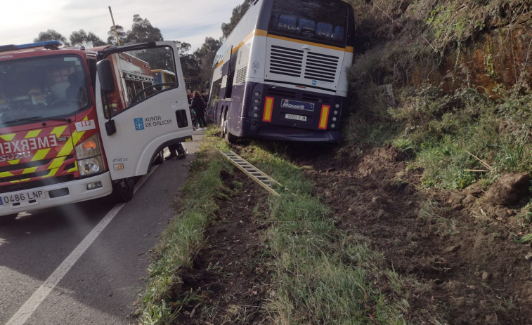 Los pasajeros de un autobús deben salir por la bodega tras un accidente en Lousame
