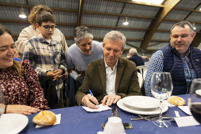 El presidente del PPdeG y candidato a la presidencia de la Xunta, Alfonso Rueda, en una comida con simpatizantes en Ordes (A Coruña).