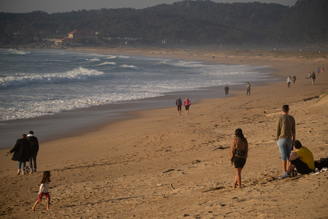Archivo - Varias personas disfrutan de las altas temperaturas en la playa de A Lanzada, a 25 de enero de 2024, en Sanxenxo, Pontevedra, Galicia (España).