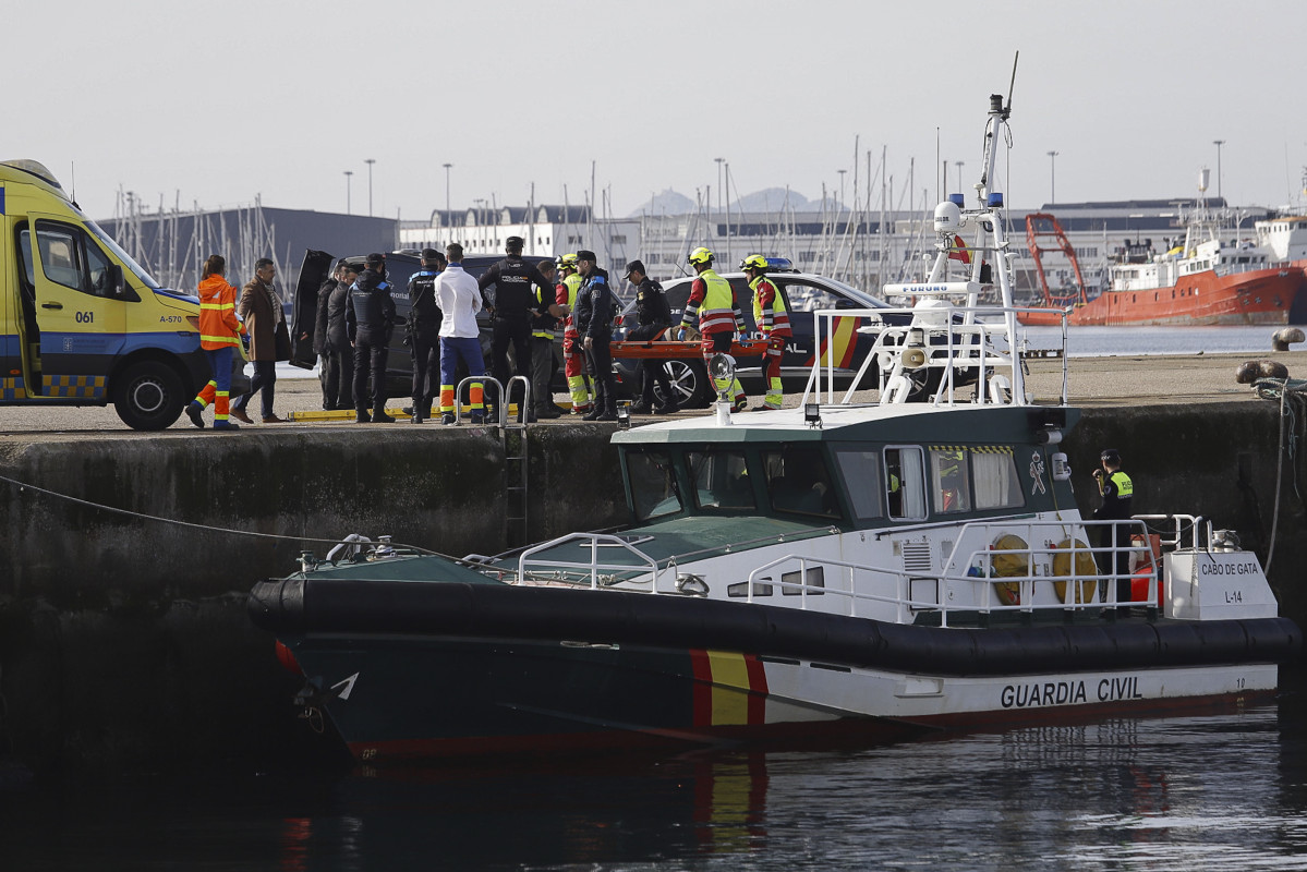 Archivo - Varios agentes de la Guardia Civil y la Policía Nacional en el lugar donde se ha encontrado el cuerpo, a 28 de enero de 2024, en Vigo, Pontevedra, Galicia.