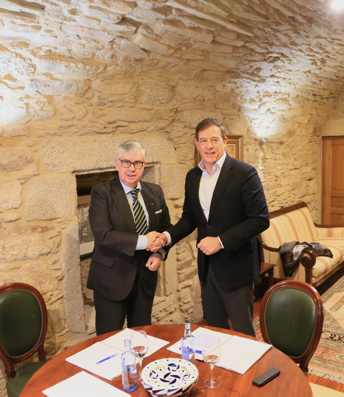El presidente de la Confederación de Empresarios de Galicia, Juan Manuel Vieites, se reúne con el candidato del PSdeG a la presidencia de la Xunta, José Ramón Gómez Besteiro.