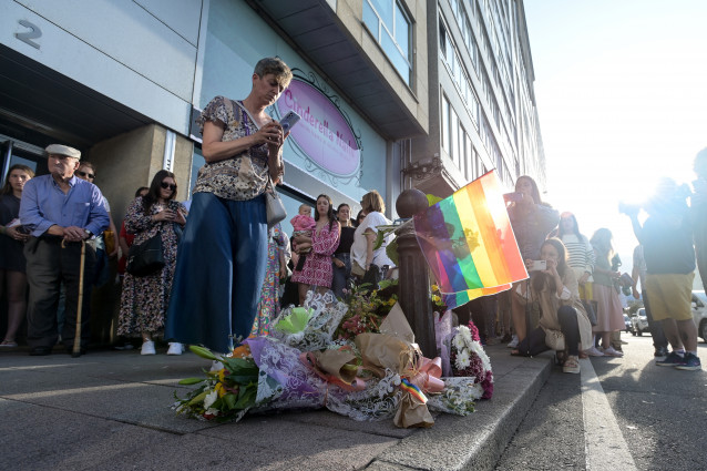 Archivo - Varias personas depositan flores durante un minuto de silencio por el asesinato de Samuel Luiz, en la Avenida de Buenos Aires, a 3 de julio de 2023, en A Coruña