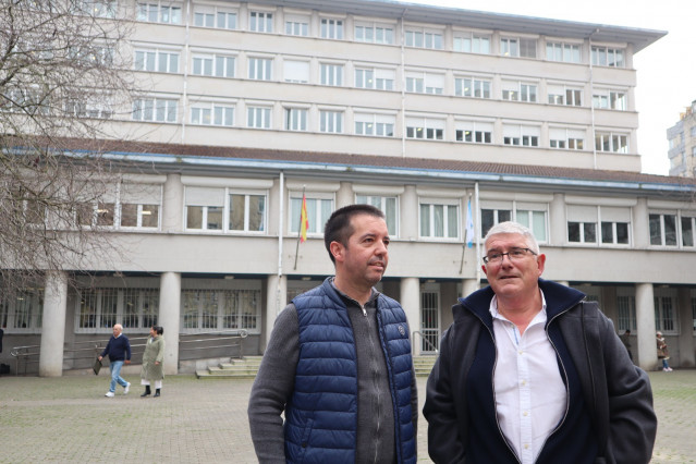 El secretario de Coordinación Sectorial y responsable de los servicios jurídicos de Unións Agrarias, Félix Porto, en la entrada del Juzgado de lo Mercantil 3 de A Coruña