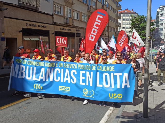 Archivo - Protesta de trabajadores del sector de ambulancias, en Santiago