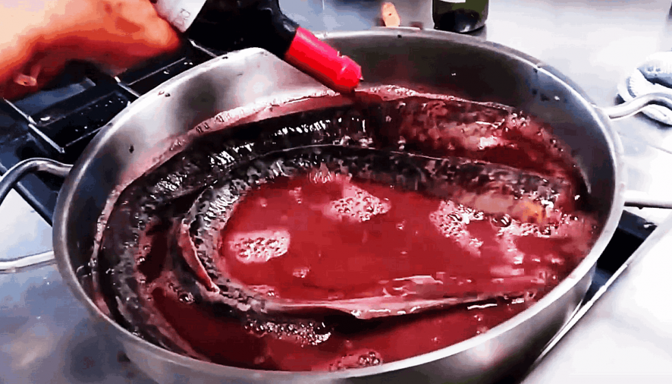 Preparación de una lamprea tras ser desangrada