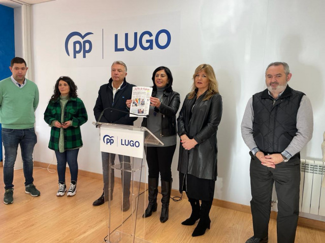 La presidenta provincial del PP de Lugo, Elena Candia, muestra al término de su intervención en la sede del partido una portada con el compromiso de Pedro Sánchez de apoyar el proyecto de la empresa Altri en Palas de Rei. En Lugo, a 31 de enero de 2024.