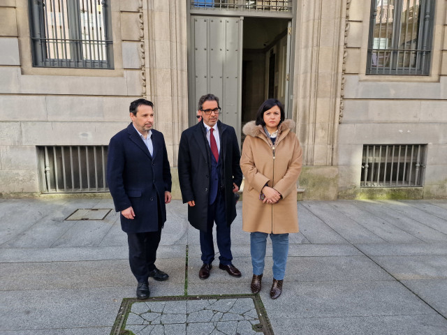 María José de Pazo junto a los abogados de las familias este miércoles en Pontevedra.