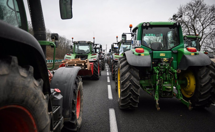 Las revueltas de los agricultores llegan hasta la frontera de Galicia con Portugal y amenazan las exportaciones