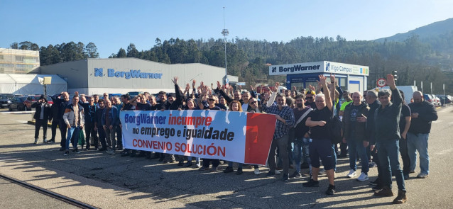 Concentración de trabajadores de la planta de BorgWarner en Vigo, para denunciar el incumplimiento del convenio y del plan de igualdad, a 31 de enero de 2024.