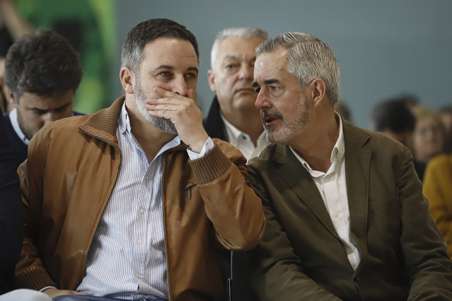 Archivo - El presidente de Vox, Santiago Abascal (i) y el candidato a la Presidencia de la Xunta de Galicia y cabeza de lista de Vox por Pontevedra, Álvaro Díaz-Mella (d), durante un acto público de precampaña, en el Auditorio Palacio de Congresos ‘Mar de