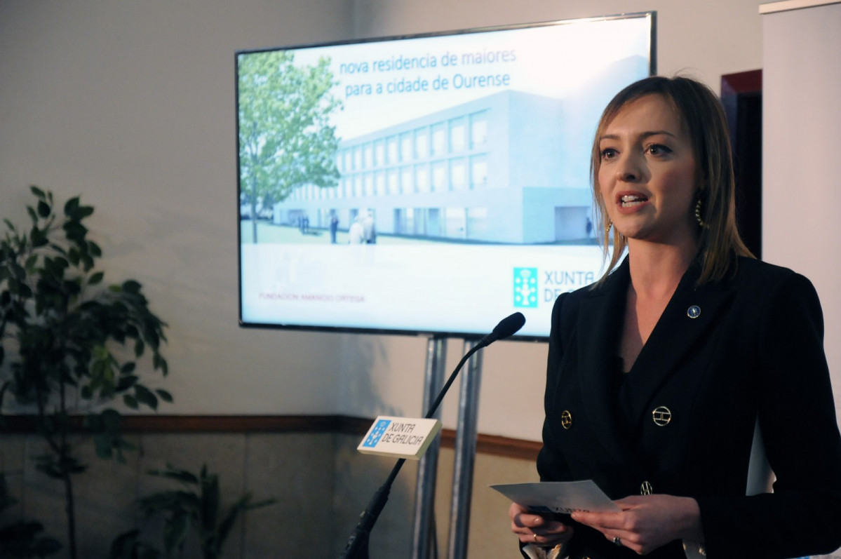 La Conselleira de Polu00edtica Social presentando en 2020 a los vecinos de Ourense la obras de la residencia pagada por Amancio Ortega cuyas obras todavu00eda no han empezado