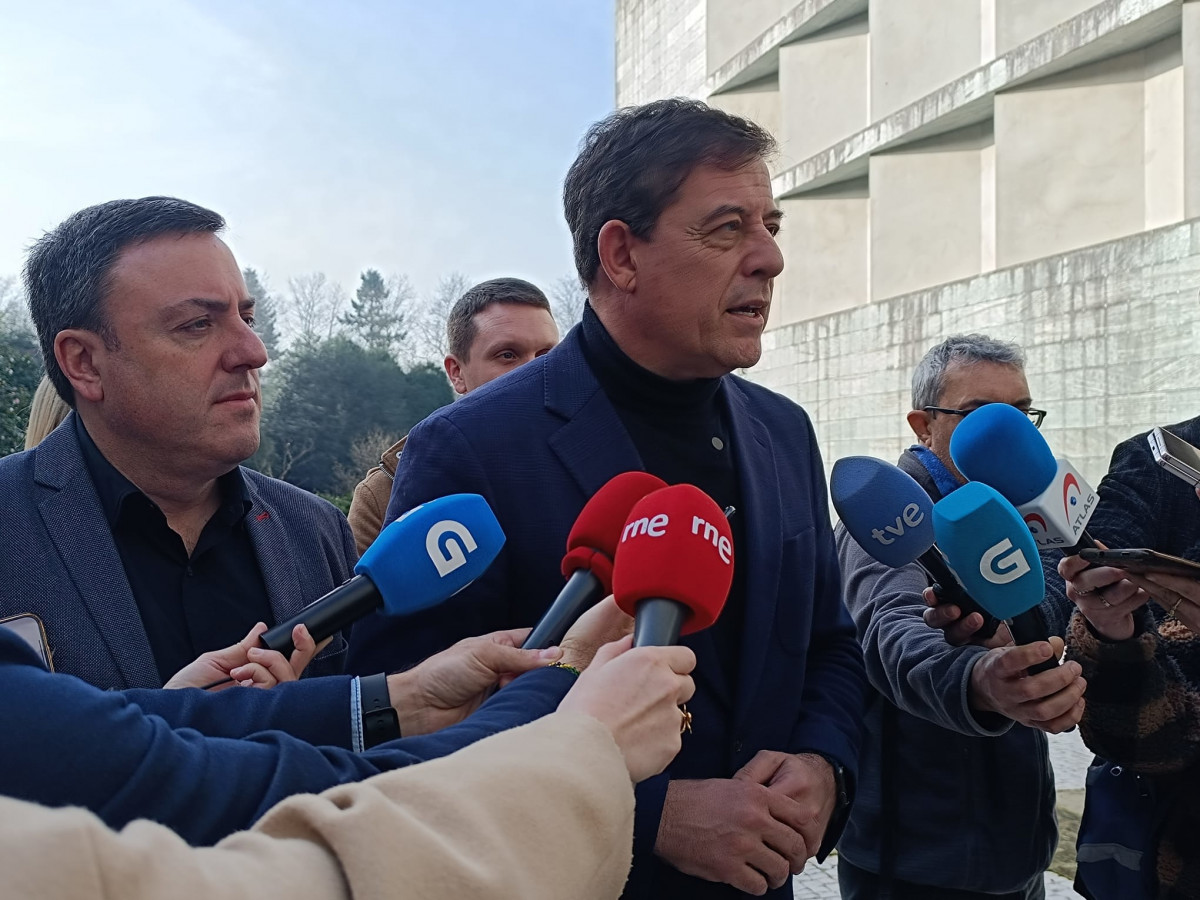 El secretario xeral del PSdeG, Valentín González Formoso, y el candidato del PSdeG a la Presidencia de la Xunta, José Ramón Gómez Besteiro, en declaraciones a los medios