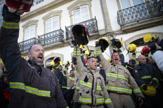 Archivo - Decenas de bomberos de los parques comarcales de Galicia durante la protesta por una mejora de las condiciones laborales, frente a la Diputación de Lugo, a 31 de octubre de 2023, en Lugo, Galicia (España). El comité de huelga que representa al c