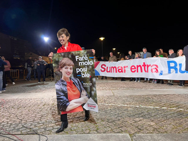 Marta Lois, candidata de Sumar Galicia a la Presidencia de la Xunta, en el arranque en Cangas (Pontevedra)