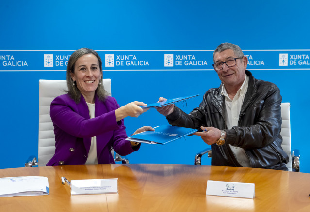 La conselleira de Infraestruturas e Mobilidade, Ethel Vázquez, firma un convenio con el presidente de la Asociación de Traídas de Auga COXAPO, Juan Joaquín Pousa, a 2 de febrero de 2024.