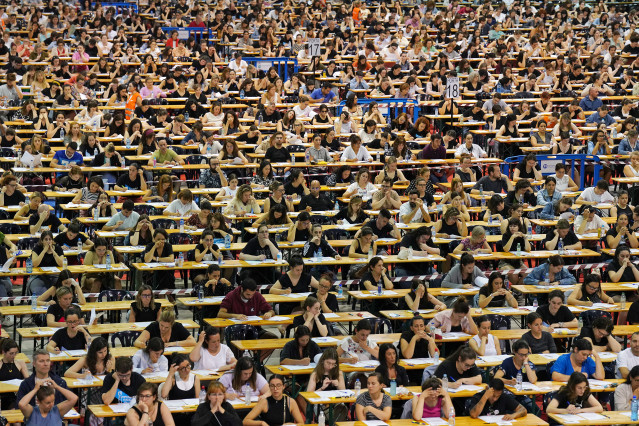 Archivo - Miles de aspirantes  las oposiciones de Enfermería del Sergas, en el Recinto Ferial, a 25 de junio de 2023, en Silleda