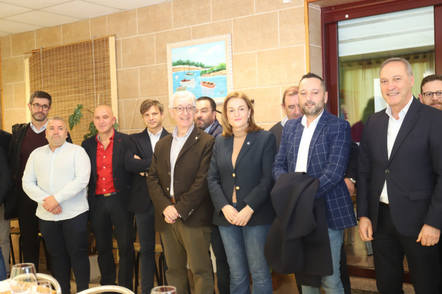 La conselleira de Promoción do Emprego e Igualdade, Elena Rivo, mantiene un encuentro con comerciantes de Valga (Pontevedra).