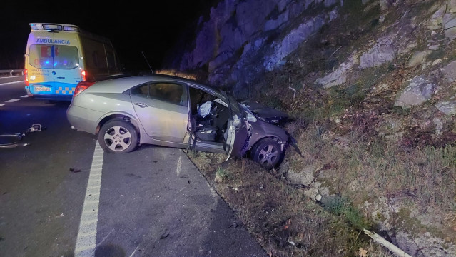 Uno de los vehículos implicados en un accidente de tráfico en Pantón (Lugo).