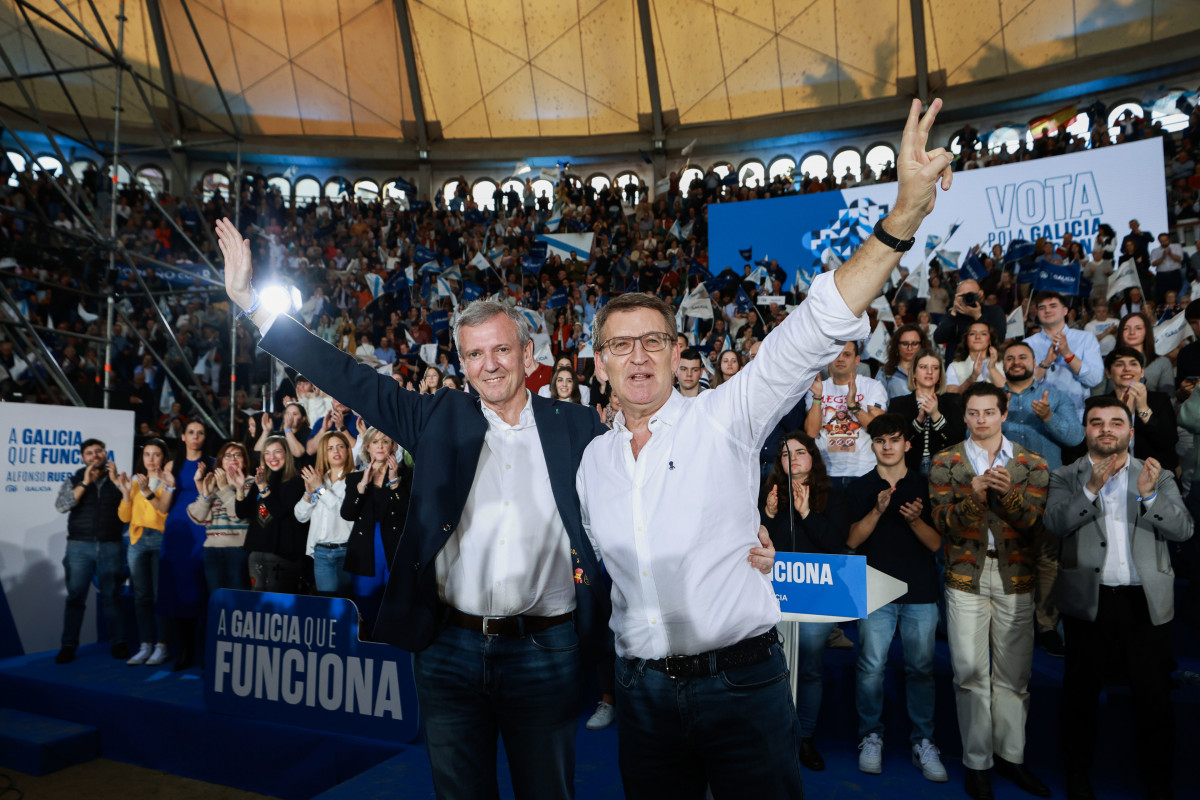 El candidato del PPdeG a la presidencia de la Xunta, Alfonso Rueda, junto al presidente del PP nacional, Alberto Núñez Feijóo, en el mitin de los populares gallegos en la plaza de toros de Ponteved