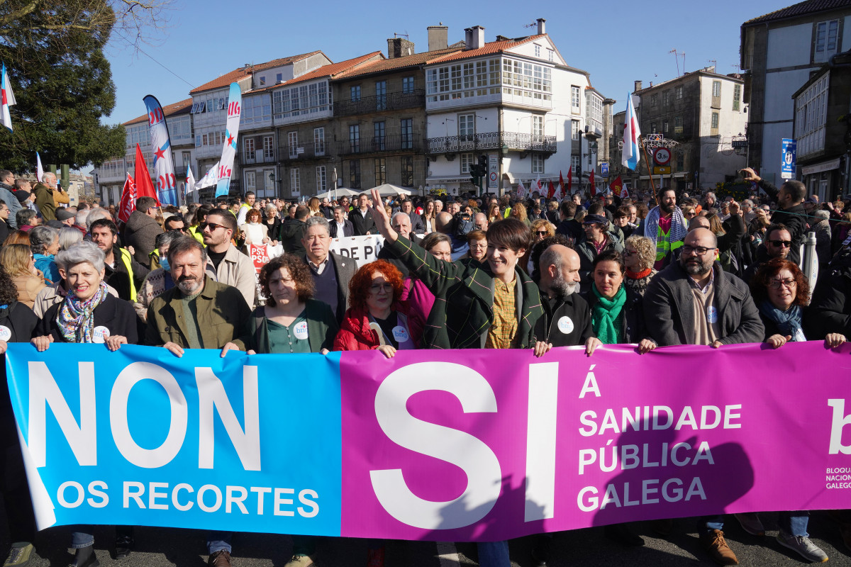 La candidata del BNG a la Presidencia de la Xunta de Galicia, Ana Pontón (c), durante una manifestación en defensa de la sanidad pública, en el parque de la Alameda, a 4 de febrero de 2024, en Sant