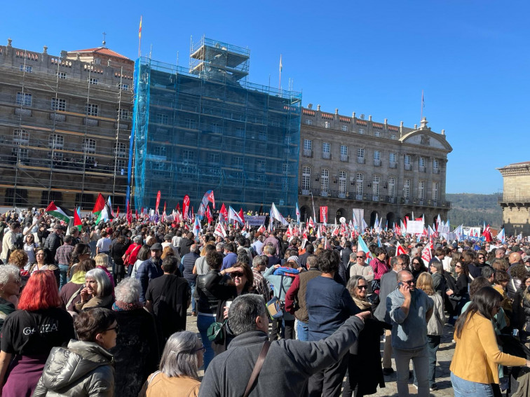 Docenas de miles de personas ya marchan por Santiago en la manifestación que puede decantar las elecciones