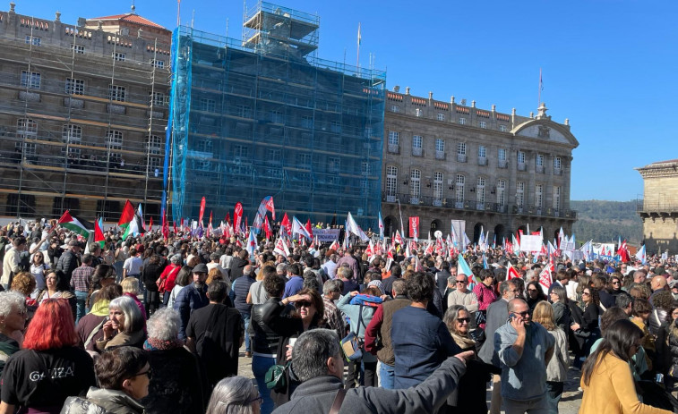 Docenas de miles de personas ya marchan por Santiago en la manifestación que puede decantar las elecciones