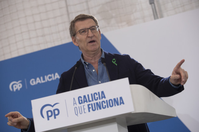 El presidente del PP, Alberto Núñez Feijóo, interviene durante una comida del Partido Popular, en el Pabellón Óscar Pereiro, a 4 de febrero de 2024, en Mos, Pontevedra, Galicia (España). El presidente del Partido Popular ha acudido a Mos para participar e