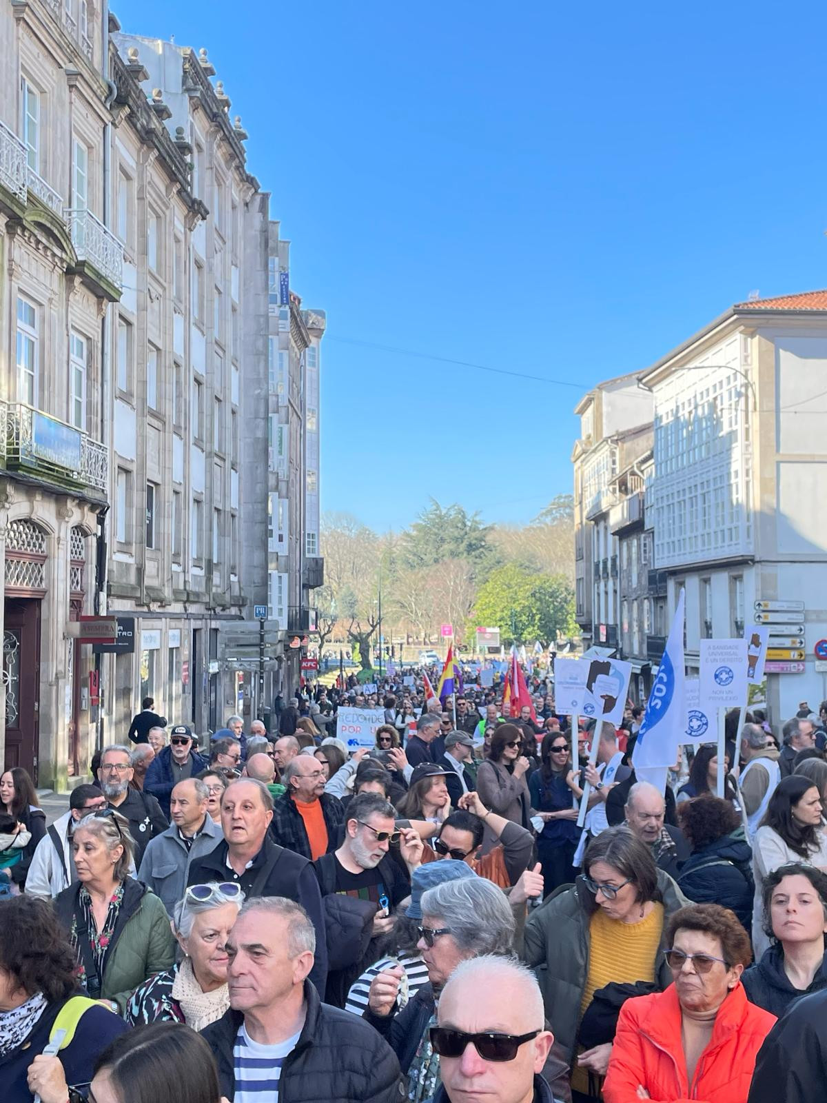 Asistentes subiendo por el Horreo en la manifestación de SOS Sanidade Pública en Obradoiro