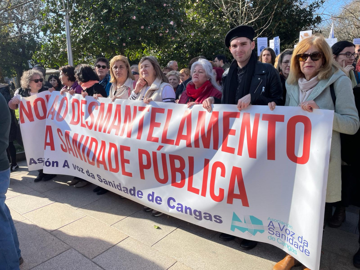 Asistentes de Cangas en la manifestación de SOS Sanidade Pública en Obradoiro