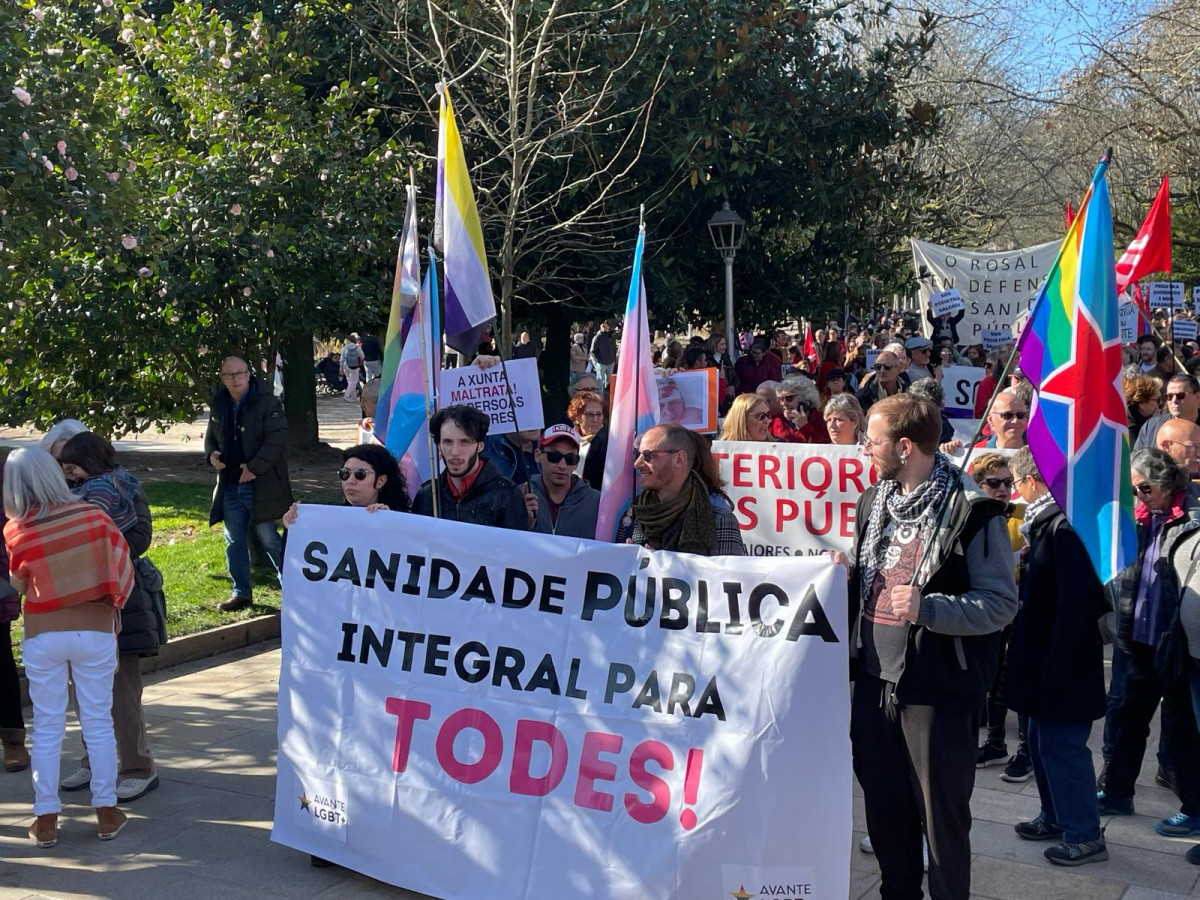 Activistas LGTGBI  en la manifestación de SOS Sanidade Pública en Obradoiro