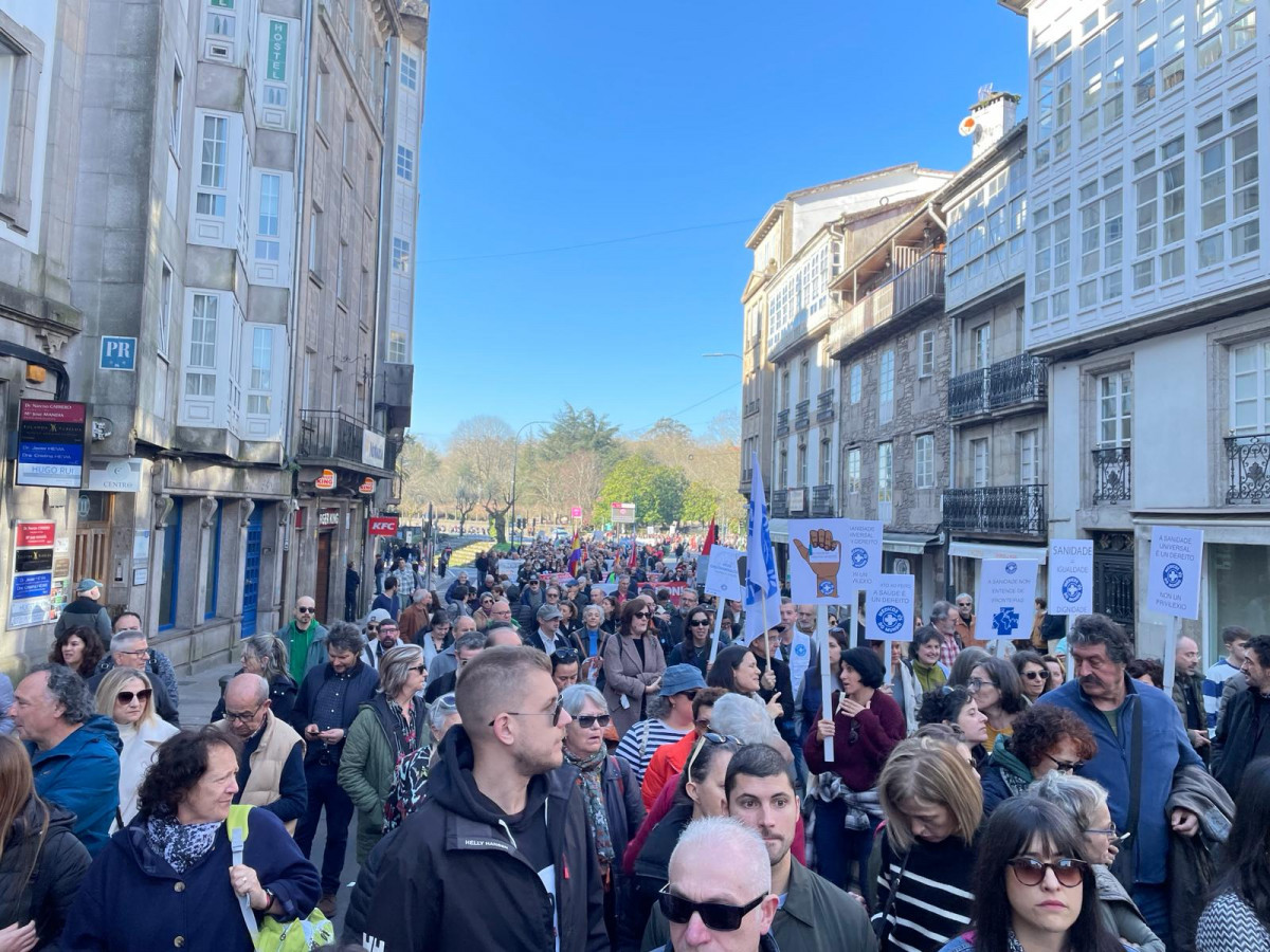 Asistentes saliendo de la Alameda la manifestación de SOS Sanidade Pública en Obradoiro