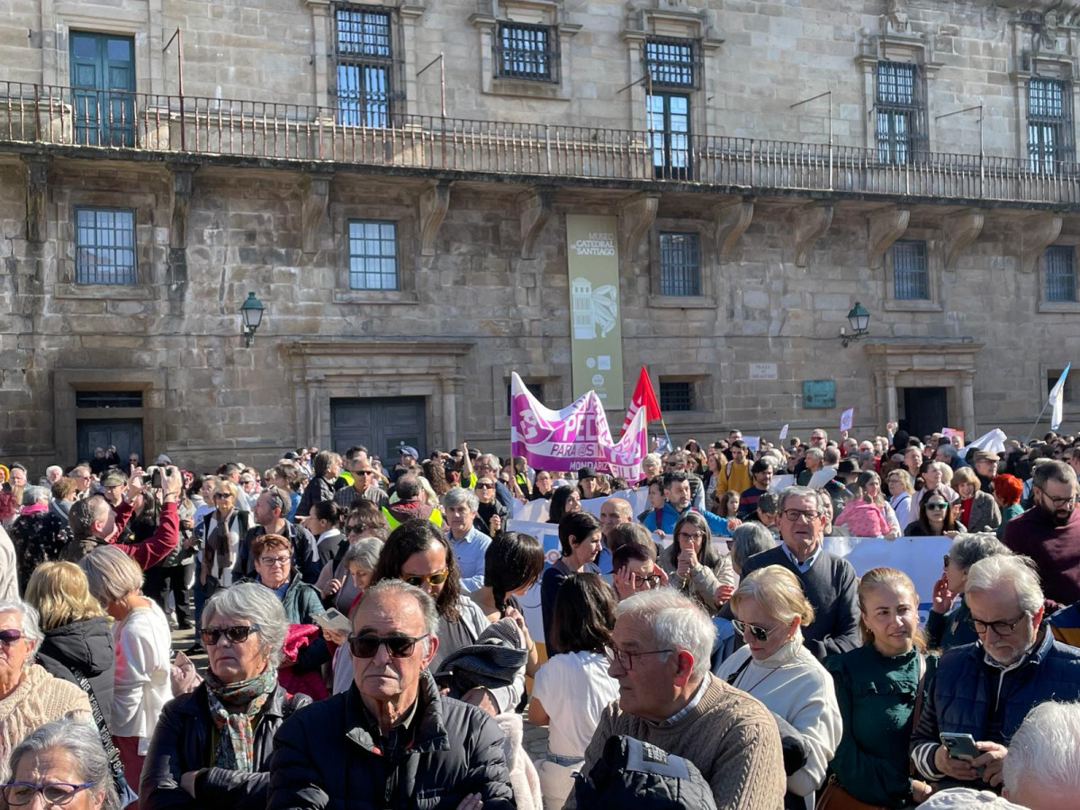 Público en la manifestación de SOS Sanidade Pública en Obradoiro