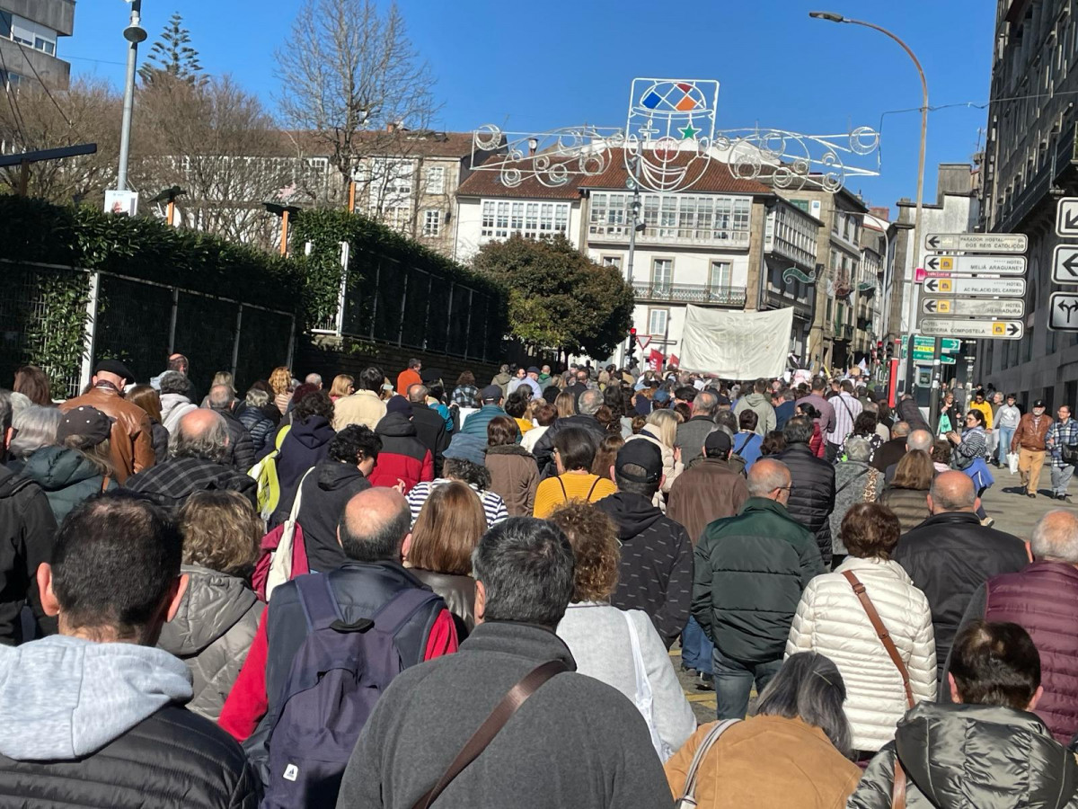 Cola de la marcha en la manifestación de SOS Sanidade Pública en Obradoiro