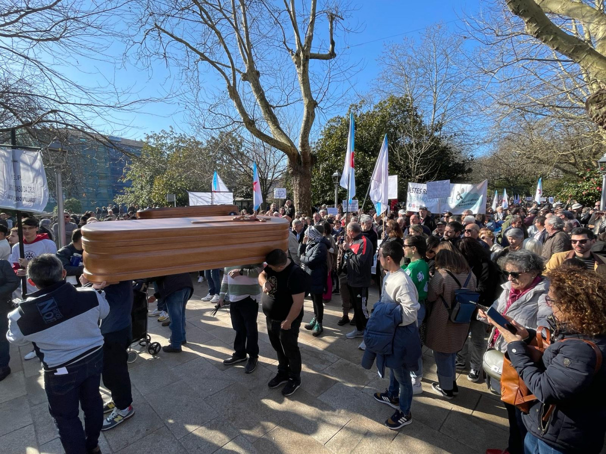 Ataud en la manifestación de SOS Sanidade Pública en Obradoiro