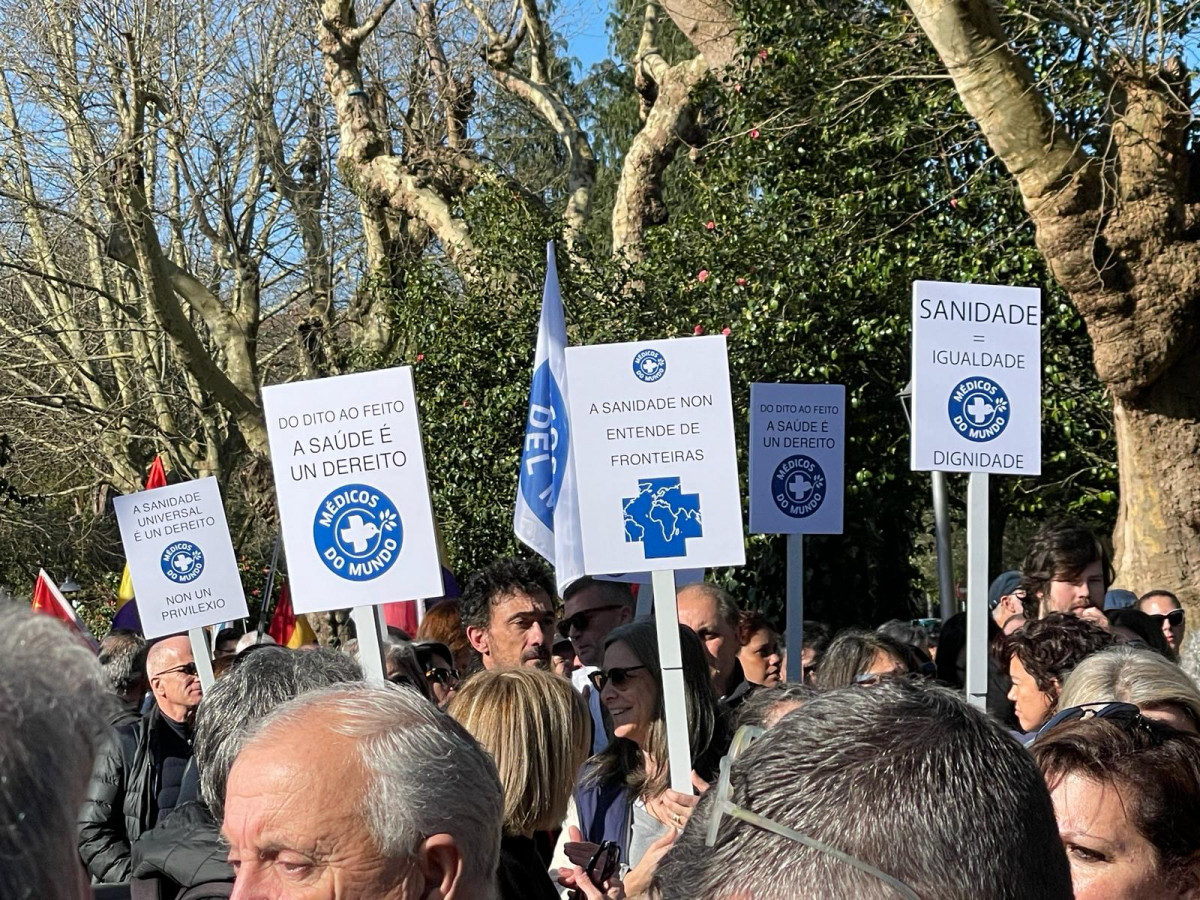 Médicos del Mundo en la manifestación de SOS Sanidade Pública en Obradoiro
