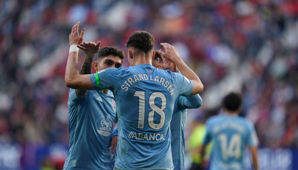 Larsen celebra su gol en El Sadar en una imagen del Celta