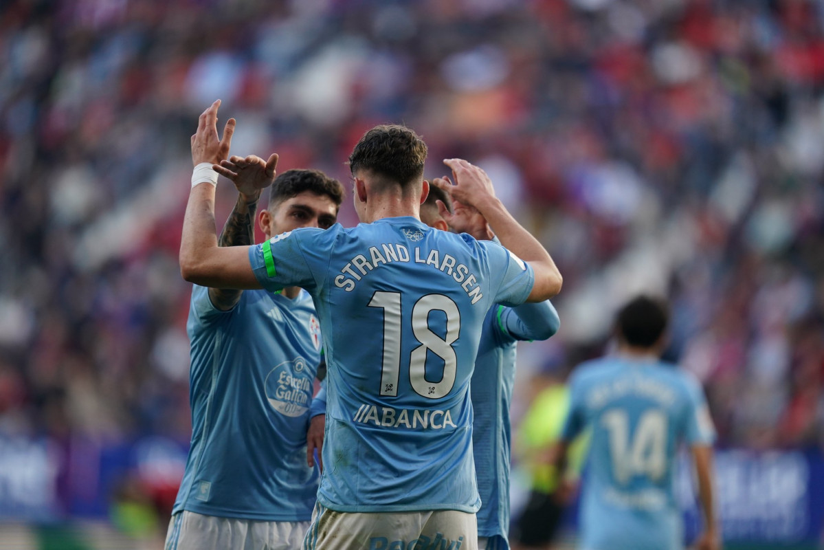 Larsen celebra su gol en El Sadar en una imagen del Celta