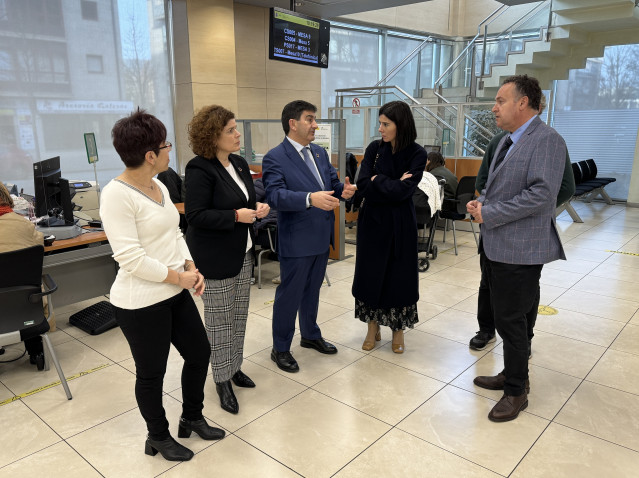 El delegado del Gobierno en Galicia, Pedro Blanco, visita las oficinas de la Seguridad Social en Santiago de Compostela.